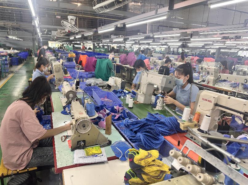 Công nhân làm việc trong công ty may giày dép ở KCN Hàm Kiệm II, Bình Thuận. Ảnh: Duy Tuấn