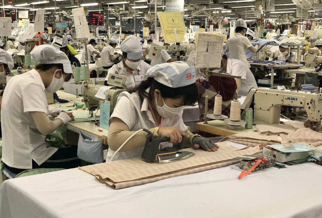 Công nhân làm việc tại một công ty may mặc  tại Bình Thuận. Ảnh: Duy Tuấn