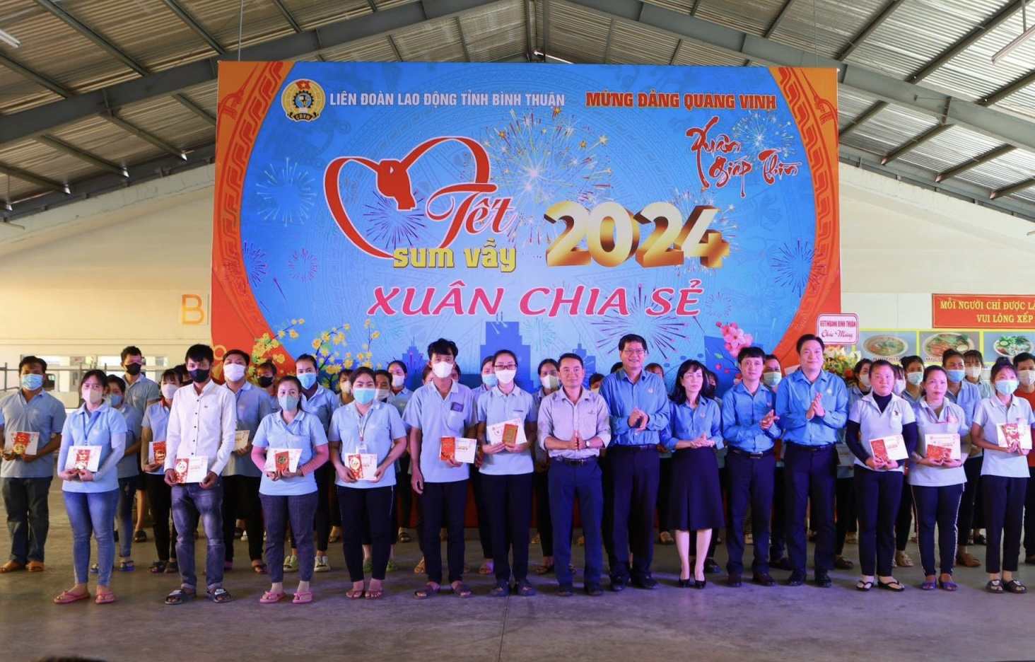 LĐLĐ tỉnh Bình Thuận tặng quà Tết sum vầy 2024 cho công nhân làm việc tại các doanh nghiệp trong KCN Hàm Kiệm II. Ảnh: Duy Tuấn