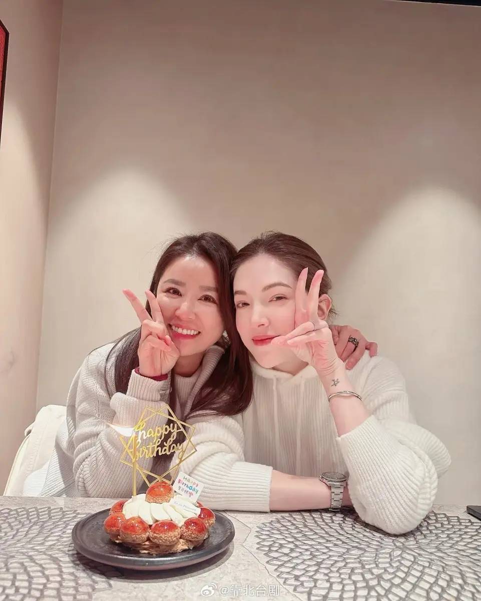 Lâm Tâm Như ăn mừng sinh nhật cùng bạn thân - nữ diễn viên Hứa Vỹ Ninh. Ảnh: Weibo