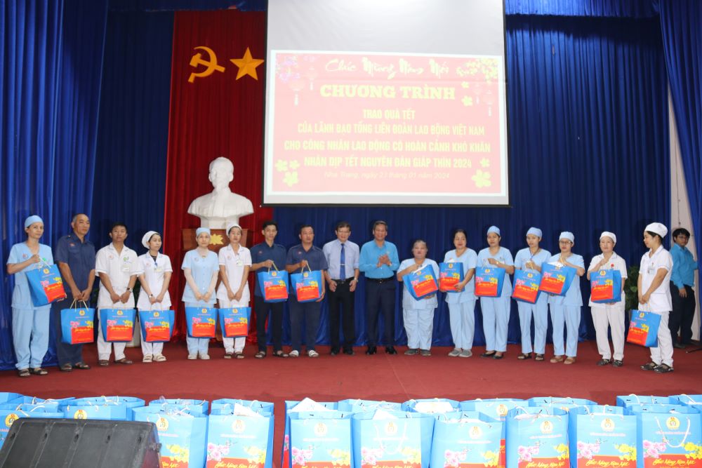 150 suất quà Tết Công đoàn của Tổng LĐLĐVN được trao cho nhân viên y tế có hoàn cảnh đặc biệt khó khăn tại Khánh Hòa. Ảnh: Phương Linh