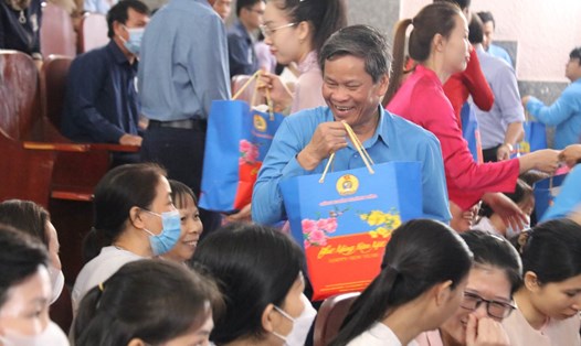 Ông Huỳnh Thanh Xuân - Phó Chủ tịch Tổng LĐLĐVN tặng quà Tết cho nhân viên y tế tỉnh Khánh Hòa. Ảnh: Phương Linh 