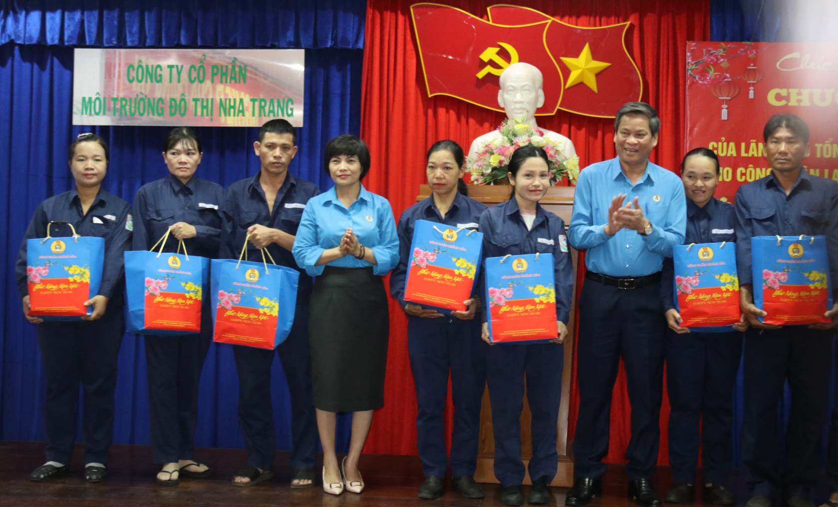 150 phần quà Tết Công đoàn cũng được Phó chủ tịch Tổng LĐLĐVN trao tận tay các công nhân vệ sinh môi trưởng ở Nha Trang. Ảnh: Phương Linh