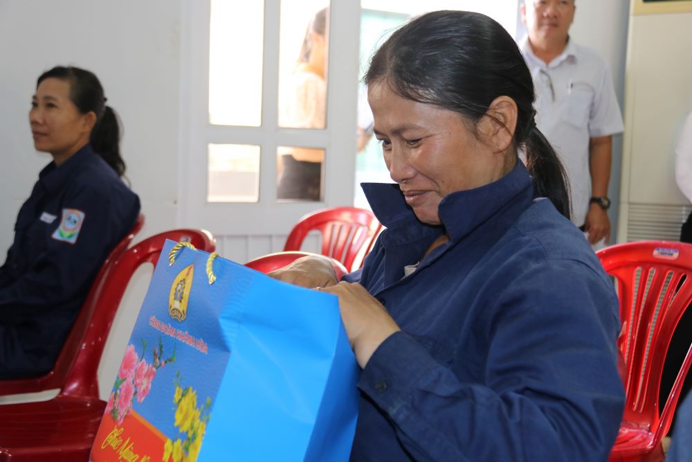 Niềm vui của nữ công nhân môi trường đô thị nhận phần quà Tết do Phó Chủ tịch Tổng LDDLDDVN trao, góp thêm ngày Tết đủ đầy cho gia đình. Ảnh: Phương Linh.