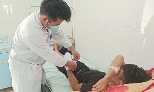 Một bệnh nhân đang điều trị tai nạn thương tích do chế tạo pháo nổ Bệnh viện Đa khoa tỉnh Đắk Nông. Ảnh: Ngọc Huy