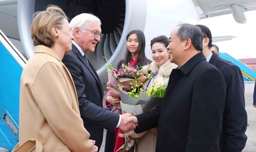 Lễ đón Tổng thống Đức Frank-Walter Steinmeier và Phu nhân Elke Budenbender tại sân bay quốc tế Nội Bài. Ảnh: TTXVN