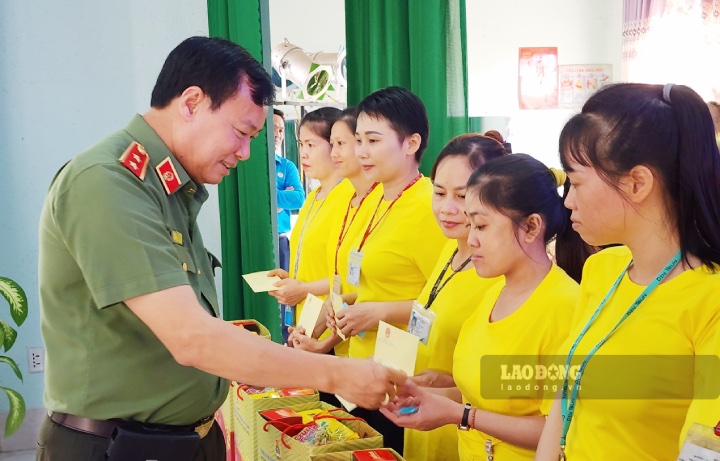 Trung tướng Lê Tấn Tới - Ủy viên Trung ương Đảng, Chủ nhiệm Ủy ban Quốc phòng và An ninh của Quốc hội trao quà cho công nhân lao động. Ảnh: Thành Nhân