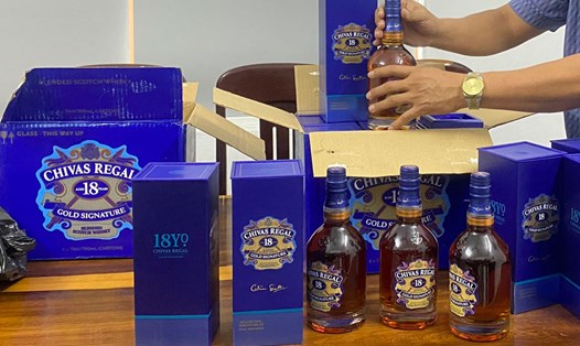Hơn 1.900 chai rượu Chivas Regal 18 lậu bị thu giữ tại Phú Yên. Ảnh: Tường Minh