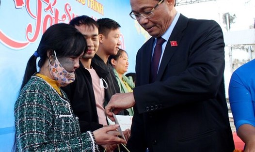 Thượng tướng Trần Quang Phương - Phó Chủ tịch Quốc hội - thăm và tặng quà Tết cho đoàn viên, người lao động trong Chương trình “Tết Sum vầy -  Xuân chia sẻ" tại Quảng Ngãi. Ảnh: Ngọc Viên