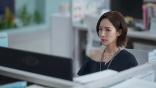 Trang phục của Park Min Young trong phim “Cô đi mà lấy chồng tôi” nhận trái chiều. Ảnh: CMH