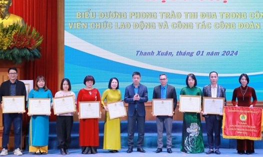 Năm 2023, nhiều công nhân viên chức lao động quận Thanh Xuân được nhận Bằng khen vì có thành tích xuất sắc trong thi đua. Ảnh: CĐCS