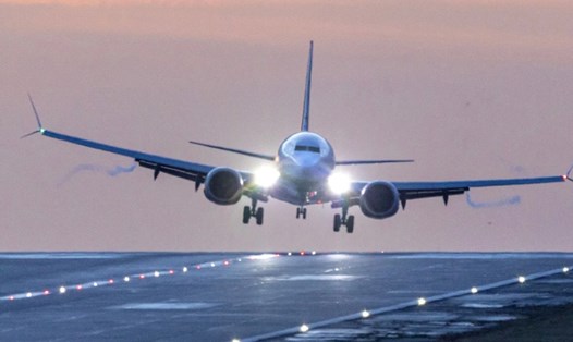 Một chuyến bay của Ryanair từ Dublin hạ cánh xuống sân bay Leeds Bradford trong bão Isha. Ảnh: Shutterstock