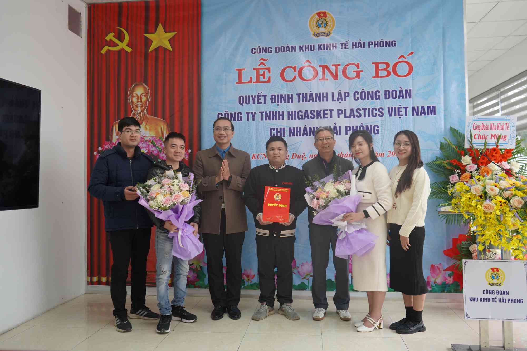 Phó Chủ tịch Công đoàn Khu kinh tế Hải Phòng Nguyễn Hồng Quang tặng hoa chúc mừng 