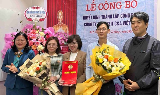 Lãnh đạo Công đoàn Khu kinh tế Hải Phòng trao quyết định và tặng hoa Công đoàn cơ sở Công ty TNHH ZEIT C&A Việt Nam. Ảnh: Mai Dung