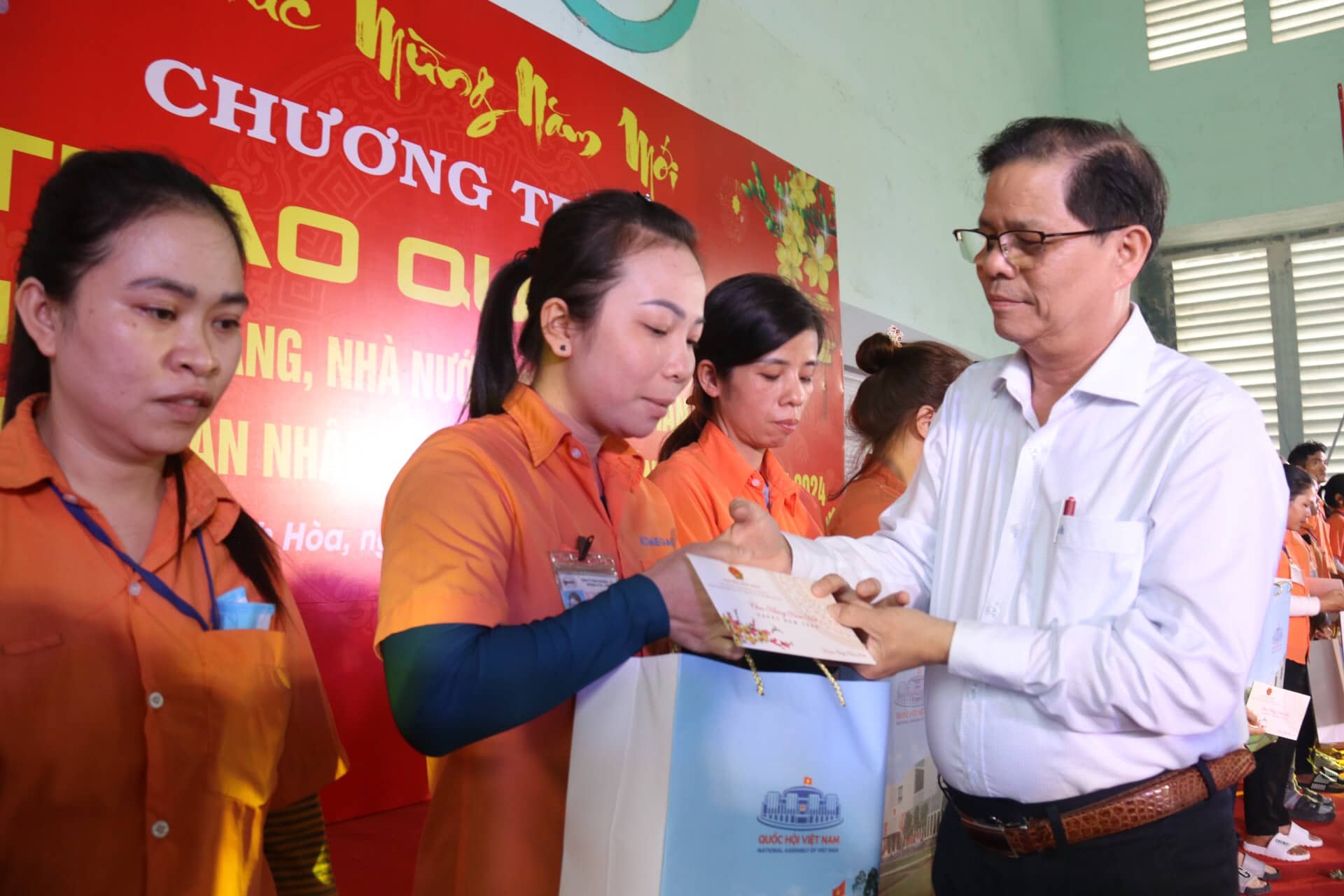 Chủ tịch UBND tỉnh Khánh Hòa Nguyễn Tấn Tuân tặng quà cho người lao động. Ảnh: Thanh Thúy