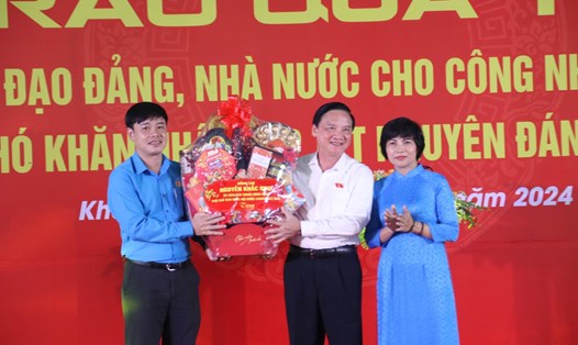Ông Nguyễn Khắc Định - Phó Chủ tịch Quốc hội đã trao tặng quà cho đại diện người lao động có hoàn cảnh khó khăn. Ảnh: Thanh Thúy