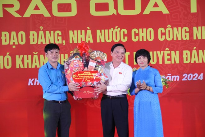 Phó Chủ tịch Quốc hội tặng quà cho 400 người lao động khó khăn ở Khánh Hòa