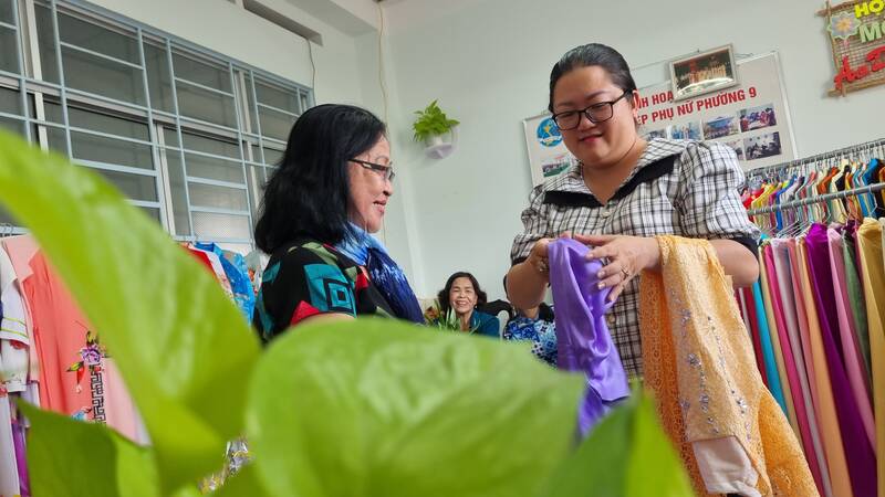 Hơn 1.000 bộ áo dài sẽ được trao tặng đến phụ nữ Vĩnh Long trước Tết Nguyên đán Giáp Thìn 2024. Ảnh: Hoàng Lộc. 