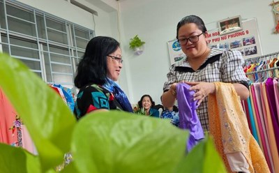 Hơn 1.000 bộ áo dài sẽ được trao tặng đến phụ nữ Vĩnh Long trước Tết Nguyên đán Giáp Thìn 2024. Ảnh: Hoàng Lộc.