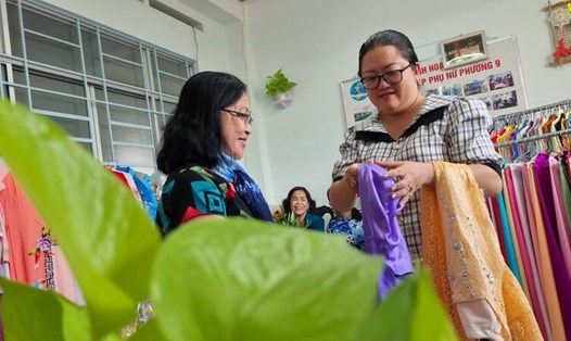 Hơn 1.000 bộ áo dài sẽ được trao tặng đến phụ nữ Vĩnh Long trước Tết Nguyên đán Giáp Thìn 2024. Ảnh: Hoàng Lộc. 