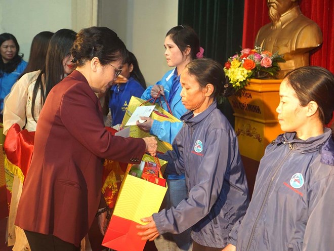 Động viên, tặng quà cho 100 công nhân có hoàn cảnh khó khăn