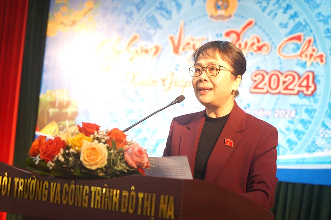 Bà Nguyễn Vân Chi - Phó Chủ nhiệm Uỷ ban Tài chính, Ngân sách của Quốc hội phát biểu tại chương trình. Ảnh: Văn An