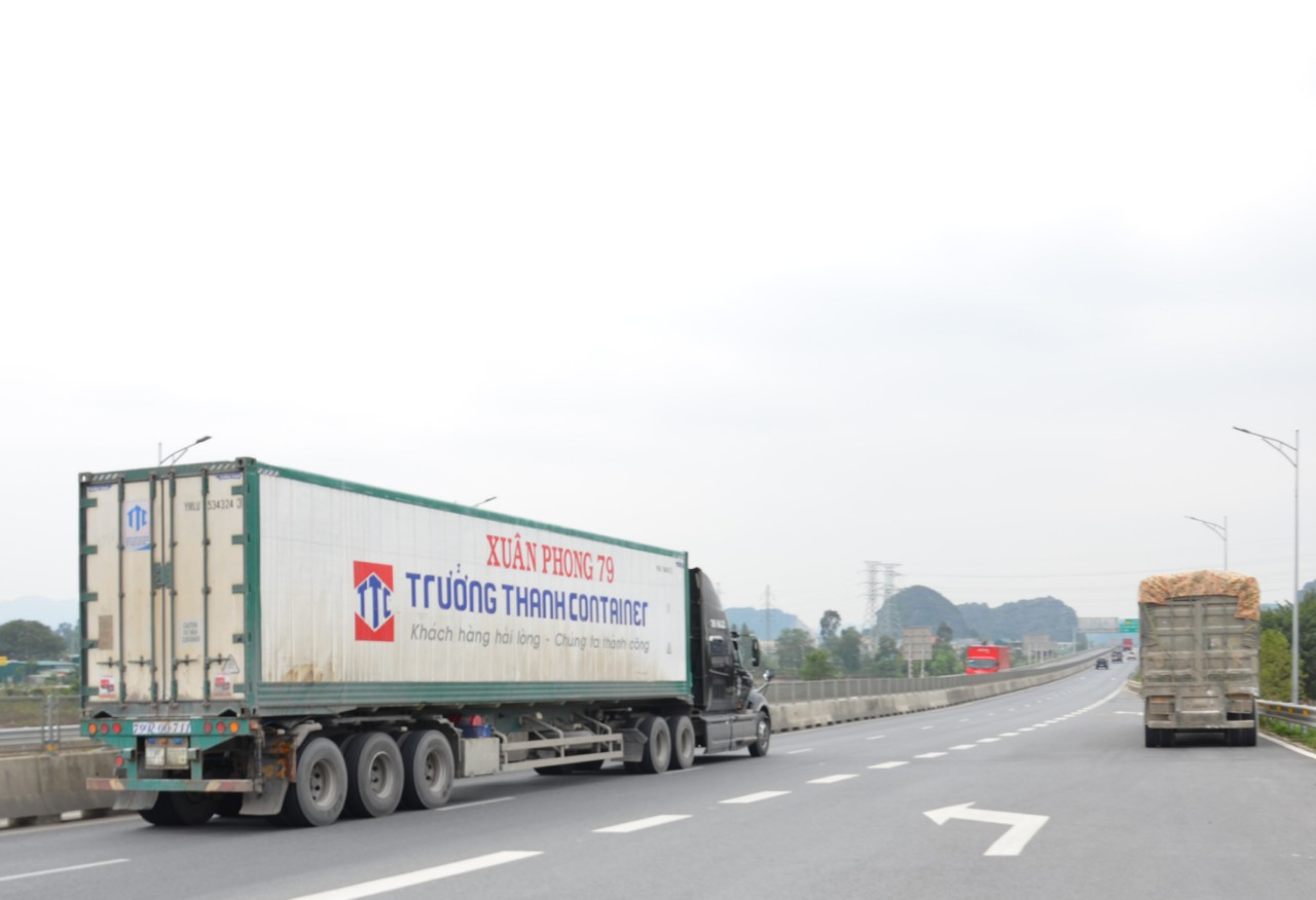 Những chiếc xe ôtô có tải trọng trên 10 tấn ngang nhiên chạy trên đoạn cao tốc Mai Sơn - QL45 (ảnh chụp sáng ngày 23.1). Ảnh: Nguyễn Trường