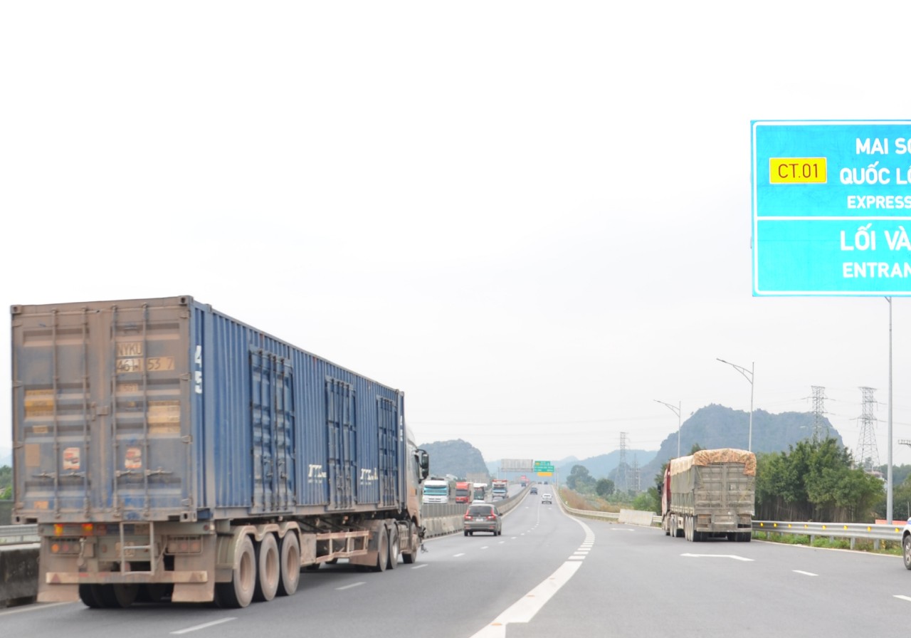 Một chiếc xe container vô tư chạy vào cao tốc Mai Sơ - QL45. Ảnh: Nguyễn Trường