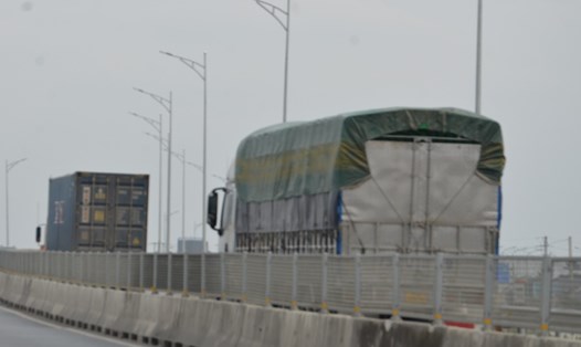 Bất chấp biển cấm, nhiều xe ôtô tải có tải trọng trên 10 tấn vẫn ngang nhiên chạy trên đoạn cao tốc Mai Sơn - QL45 (ảnh chụp sáng ngày 23.1). Ảnh: Nguyễn Trường
