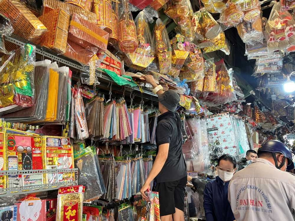 Tiệm của bà Nữ có tới 4 - 5 người phụ bán trong dịp cao điểm mua sắm gần Tết Nguyên đán 2024 này.