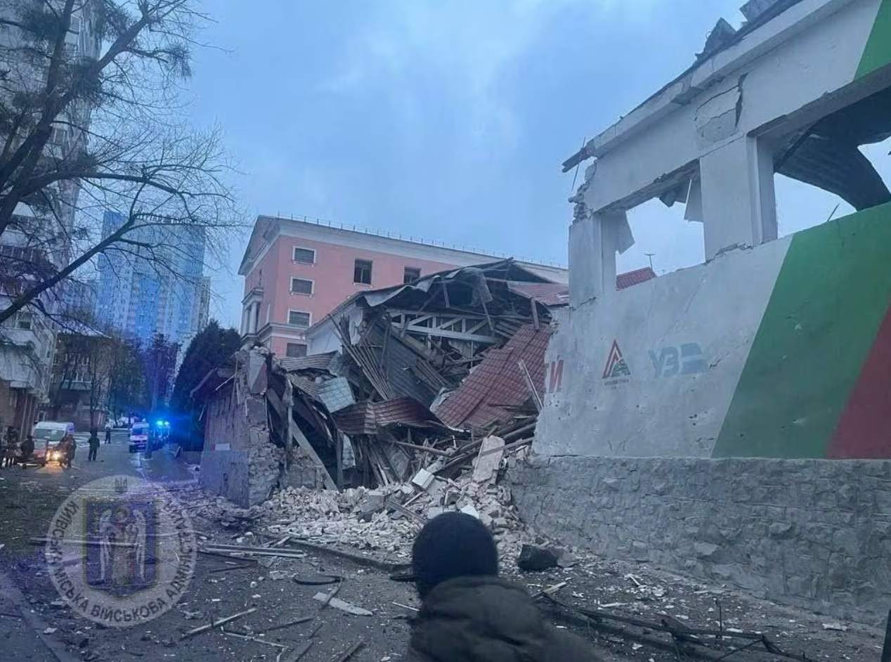 Nhà cửa bị hư hại trong một cuộc không kích ở quận Solomyanskyi, Kiev, Ukraina. Ảnh: Cơ quan quân sự Kiev