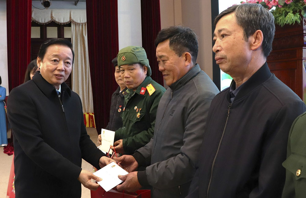 Phó Thủ tướng Trần Hồng Hà tặng quà cho người có công, gia đình chính sách trên địa bàn thành phố Lai Châu. Ảnh: Nguyễn Chanh