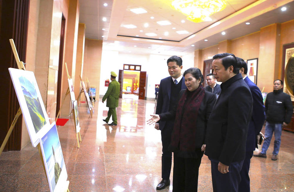 Phó Thủ tướng Chính phủ Trần Hồng Hà cùng các đồng chí lãnh đạo tỉnh Lai Châu xem triển lãm ảnh vẻ đẹp Lai Châu. Ảnh: Nguyễn Chanh
