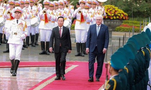 Chủ tịch nước Võ Văn Thưởng và Tổng thống Đức Frank-Walter Steinmeier duyệt Đội Danh dự Quân đội Nhân dân Việt Nam. Ảnh: Hải Nguyễn