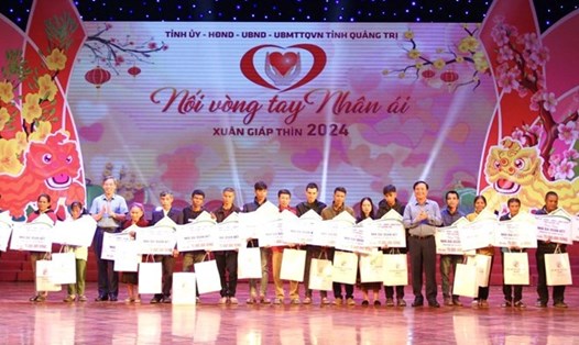 Lãnh đạo tỉnh Quảng Trị trao quà cho các hộ có hoàn cảnh khó khăn tại chương trình "Nối vòng tay nhân ái". Ảnh: Hàn Nguyên.