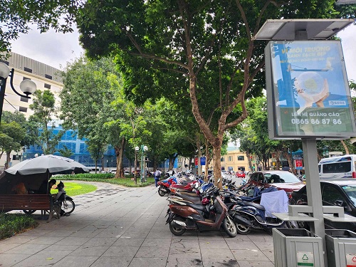 Vỉa hè vườn hoa thành nơi giữ xe. Ảnh: Minh Hạnh 