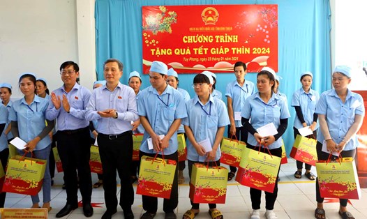 Chủ nhiệm Ủy ban Khoa học, Công nghệ và Môi trường của Quốc hội Lê Quang Huy tặng quà Tết cho công nhân có hoàn cảnh khó khăn ở Bình Thuận. Ảnh: Duy Tuấn 