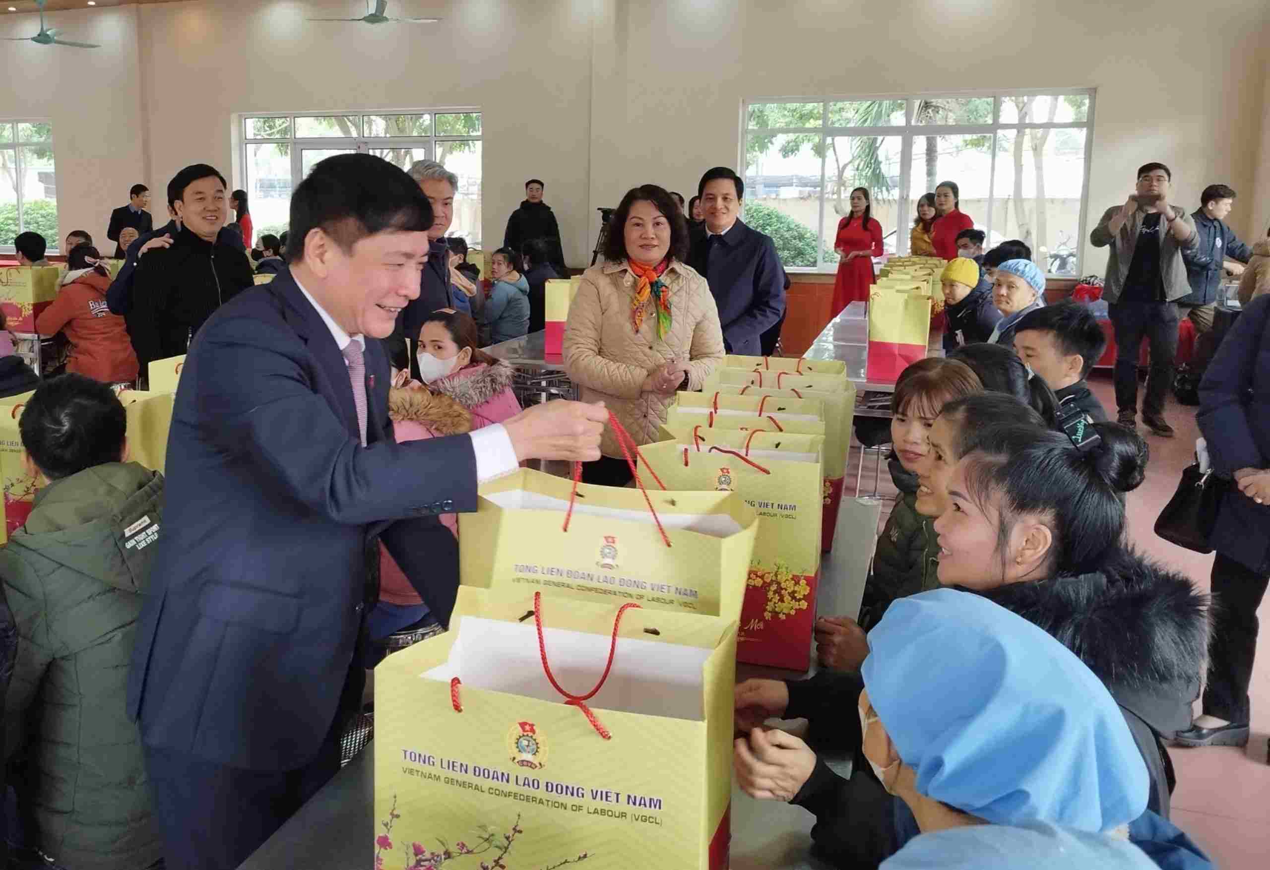 Tổng Thư ký Quốc hội Bùi Văn Cường thăm tặng quà công nhân tỉnh Hải Dương. Ảnh: Diệu Thuý