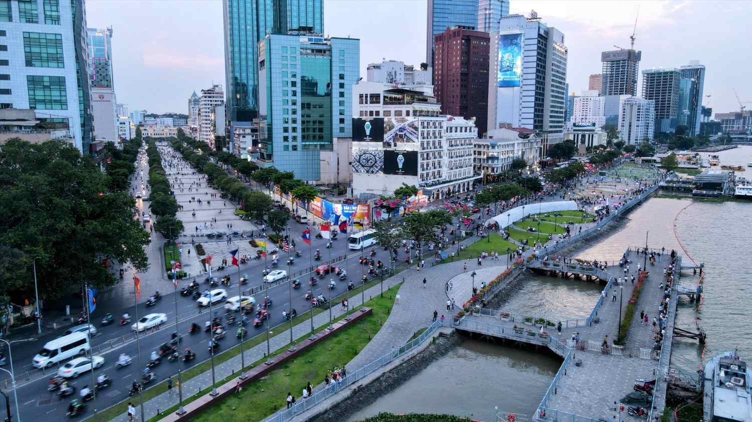 Việc ngầm hóa đường Tôn Đức Thắng giúp kết nối phố đi bộ Nguyễn Huệ và công viên bến Bạch Đằng. Ảnh: Anh Tú