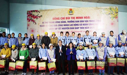 Trưởng Ban Dân vận Trung ương Bùi Thị Minh Hoài trao tặng quà Tết cho công nhân lao động khó khăn tại Tuyên Quang. Ảnh: Nguyễn Tùng