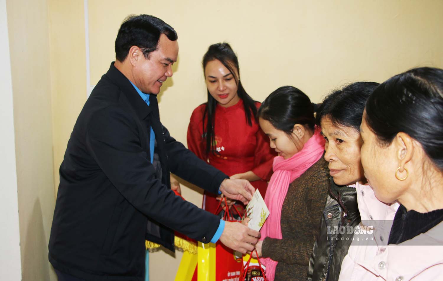 Chủ tịch Tổng LĐLĐ Việt Nam Nguyễn Đình Khang trao quà Tết cho hộ nghèo, gia đình chính sách tại Tuyên Quang. Ảnh: Nguyễn Tùng.