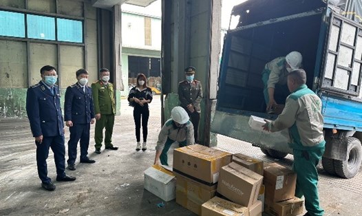 Hàng hóa vi phạm trong vụ việc tại Bắc Ninh bị đưa đi tiêu hủy theo quy định. Ảnh: Công an cung cấp 