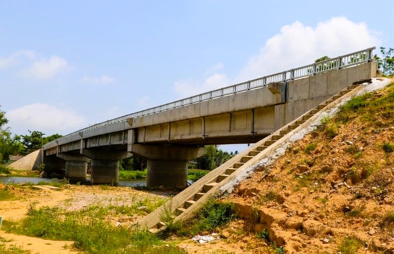 Mặt cầu Trà Đình xây dựng xong từ tháng 8.2020 nằm phơi nắng mưa vì chờ đường dẫn. Ảnh: Hoàng Bin 