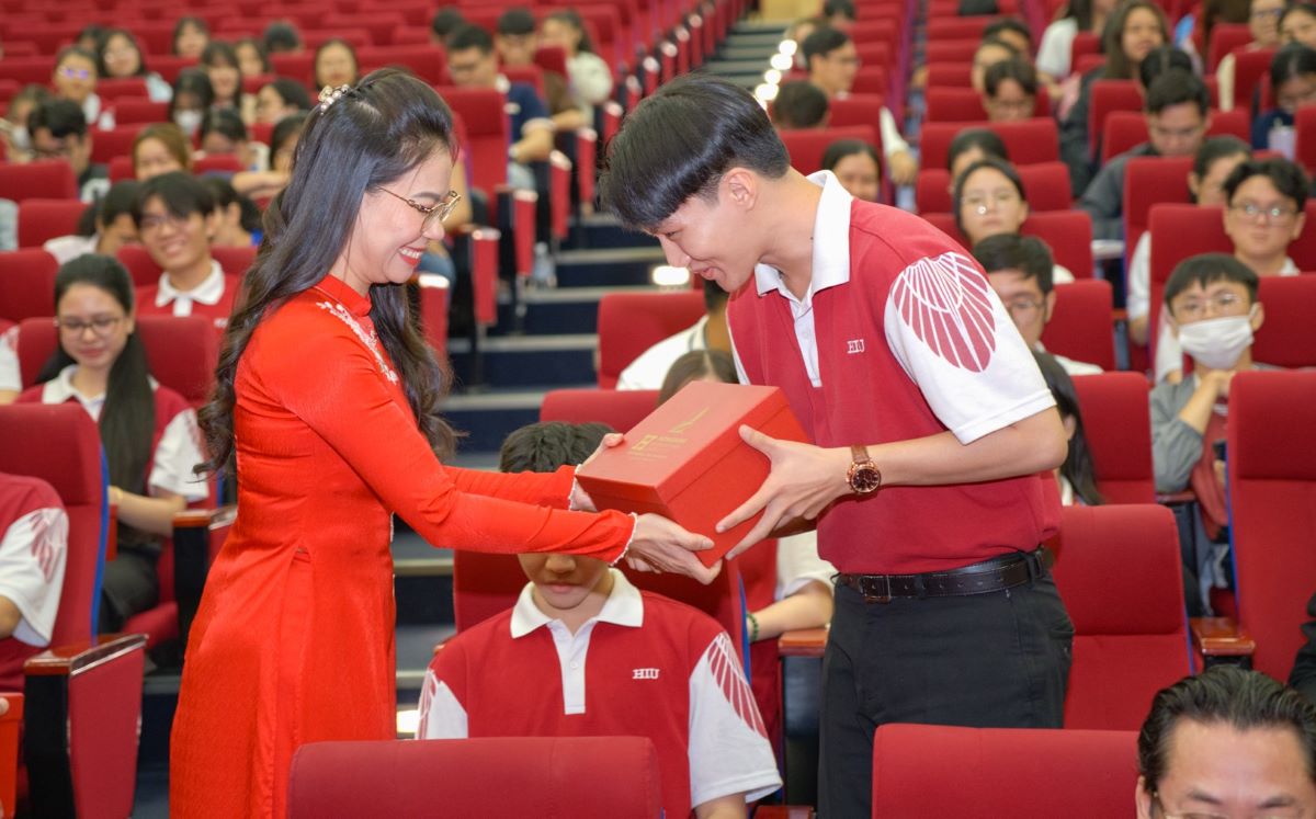 Lãnh đạo Trường Đại học Quốc tế Hồng Bàng tặng quà Tết tới sinh viên trong trường. Ảnh: Thúy Huyền