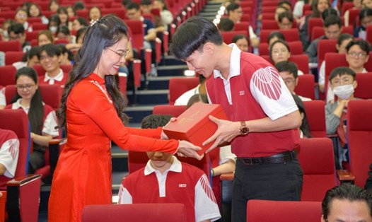Lãnh đạo Trường Đại học Quốc tế Hồng Bàng tặng quà Tết tới sinh viên trong trường. Ảnh: Thúy Huyền