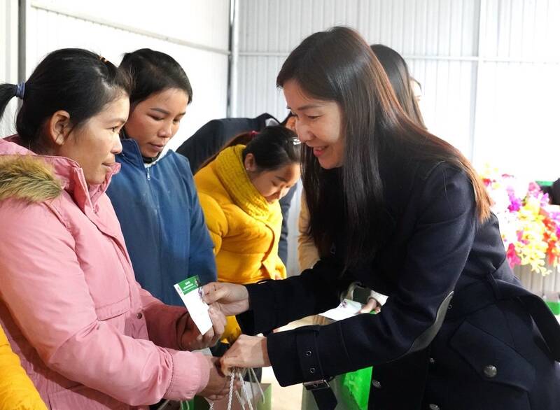 Bà Nguyễn Thị Hằng - Phó Tổng Giám đốc Ngân hàng CSXH - trao quà cho các gia đình chính sách. Ảnh: Quang Đại