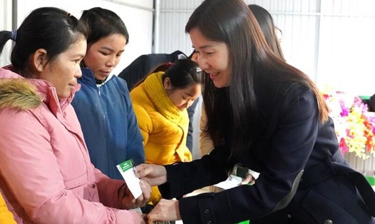 Bà Nguyễn Thị Hằng - Phó Tổng Giám đốc Ngân hàng CSXH - trao quà cho các gia đình chính sách. Ảnh: Quang Đại