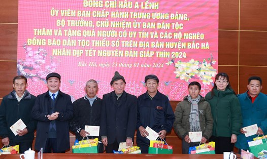 Bộ trưởng, Chủ nhiệm Ủy ban Dân tộc Hầu A Lềnh tặng quà Tết cho người có uy tín trong cộng đồng huyện Bắc Hà, tỉnh Lào Cai. Ảnh: Bảo Nguyên