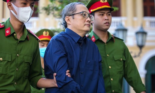 Bị cáo Nguyễn Minh Quân - cựu Giám đốc Bệnh viện TP Thủ Đức - tại một phiên tòa vào tháng 12.2023. Ảnh: Anh Tú