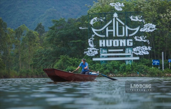 Chùa Hương được mệnh danh là “vùng đất thiêng“, có nhiều đền, chùa và lễ hội vào tháng Giêng âm lịch. Ảnh: Tạ Quang